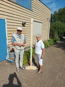 Henk en Corrie bij de thermometer