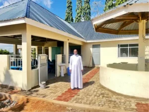 Fr. Desiderius bij de nieuwe bakkerij en kantine
