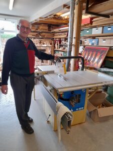Henk bij de zaagmachine