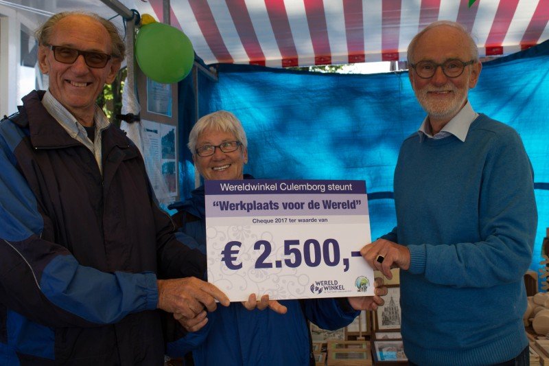 Overhandiging cheque van de Wereldwinkel