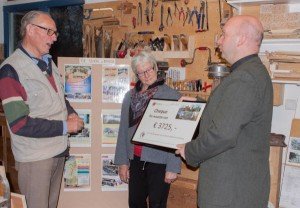 Pastoor Zweers overhandiging cheque